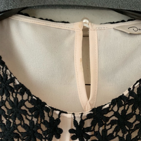 Nude top with black lace collar - Picture 4 of 6